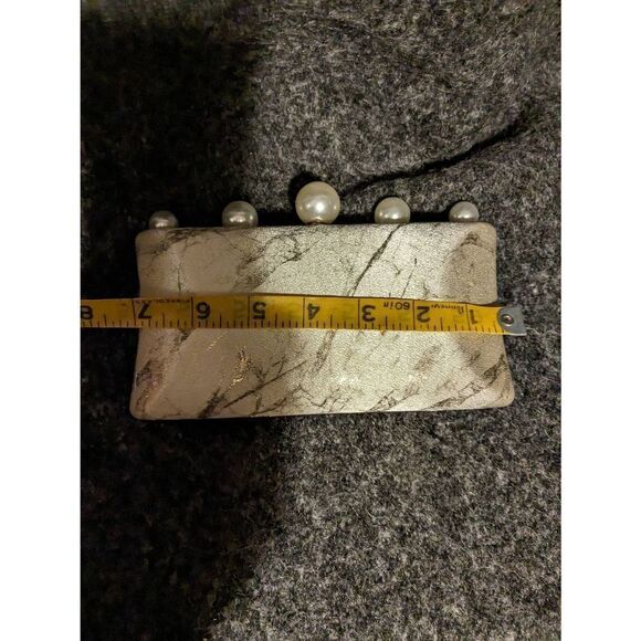 Vintage clutch with faux pearl accents and a gold tone chain strap - Picture 11 of 11